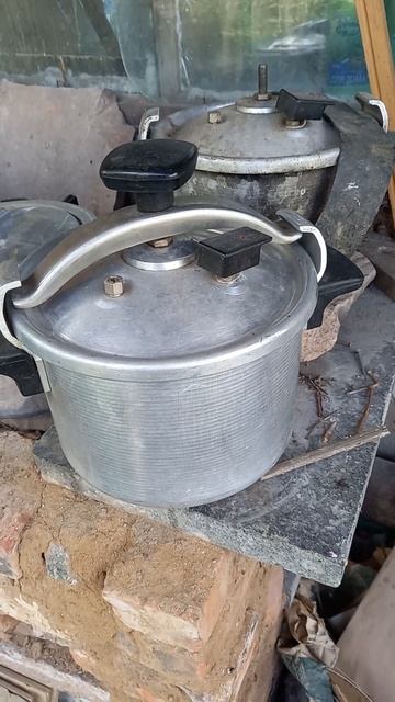 Эти две скороварки справа на печи одинаковой конструк смотреть онлайн