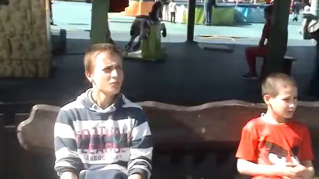 Король и Царь подготавливаются к Аттракциону Летающая Тарелка смотреть онлайн