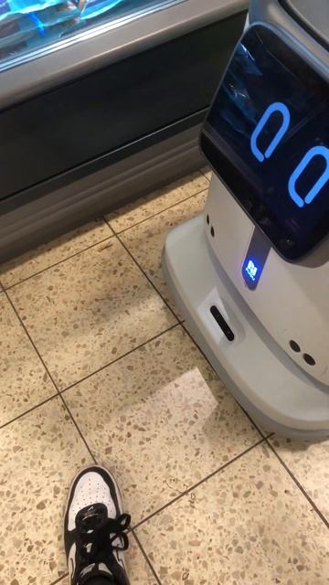 Робот уборщик в немецких магазинах / Robot cleaner in German stores # смотреть онлайн