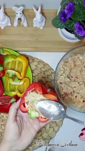 Фаршированные половинки перцев, запечённые в духовке. смотреть онлайн