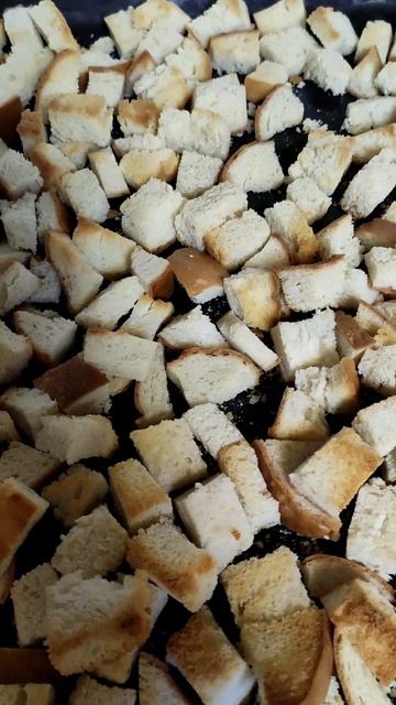 ВКУСНЫЕ ХРУСТЯЩИЕ СУХАРИКИ В ДУХОВКЕ смотреть онлайн