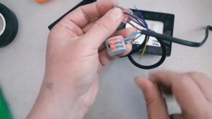 Как подключить Два прожектора.. От  Одного провода...