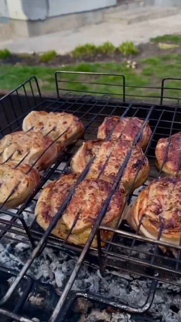 Медальйони на мангалі #пятачок #мясонамангале #шашлык смотреть онлайн