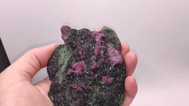 Корунд (Рубин) в породе Цоизит. Танзания смотреть онлайн