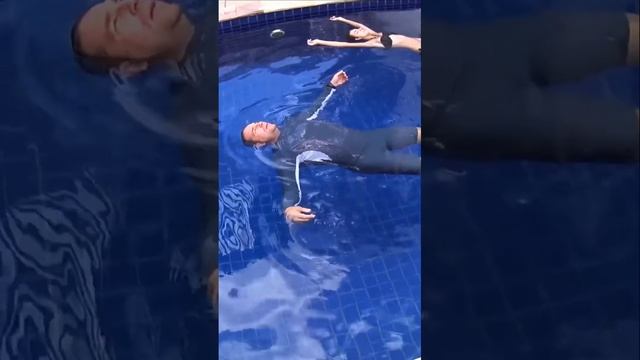 Как держаться на воде без движения: секреты легкости смотреть онлайн