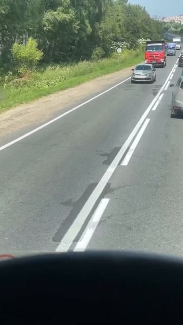 Легковушка мешает всей колонне грузовых! #бензовоз #тр смотреть онлайн