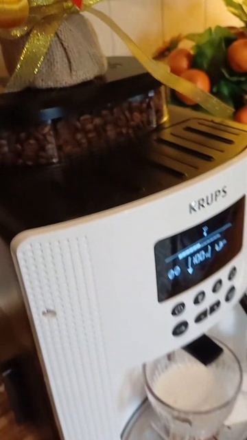 Кофе с молоком и карамельным сиропом😋 смотреть онлайн