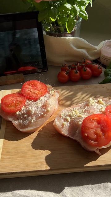 Сочная куриная грудка а ля «Капрезе»🍅#готовимдома #foo смотреть онлайн