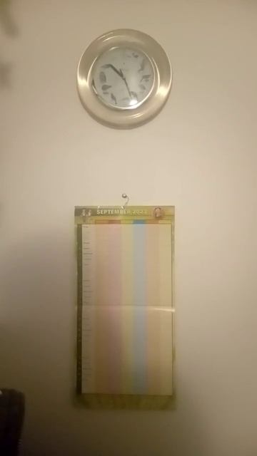 Часы и календарь весит на стене в комнате 16.