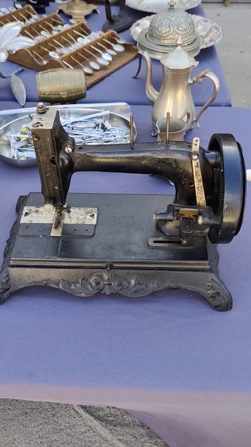 Древняя швейная машинка. #раритет #антиквариат #блошин смотреть онлайн