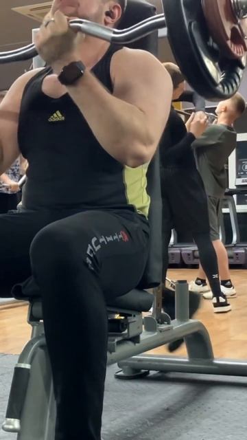 Подъём штанги на бицепс сидя #качао #спорт #sports #motivation смотреть онлайн