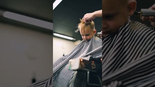 МОДНАЯ ДЕТСКАЯ СТРИЖКА // KIDS HAIRCUT // B ROLL #Shorts смотреть онлайн