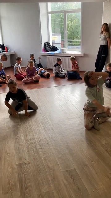 Ходьба на коленях челлендж 😂 Попробуй повтори!! #shorts #челлендж #йога #брейкданс #игра смотреть онлайн