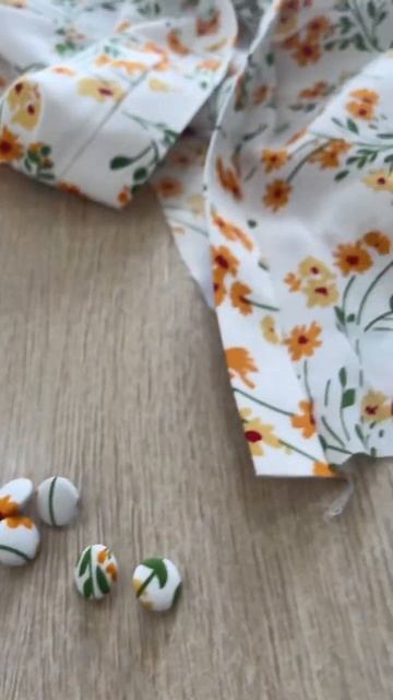 Процесс обтяжки пуговиц тканью ❤️