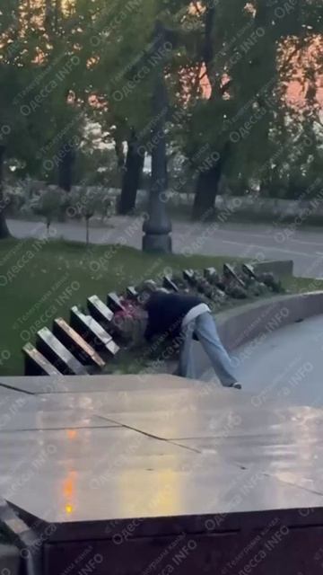 Одесса. Бандерлоги-онижедети сгребли все цветы с мемориала Неизвестному матросу и растоптали. смотреть онлайн