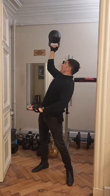 Юрист и гиря. Жим 32 кг на попа 8 раз. смотреть онлайн