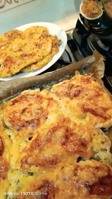 Куриная грудка в духовке с помидорами и сыром. смотреть онлайн