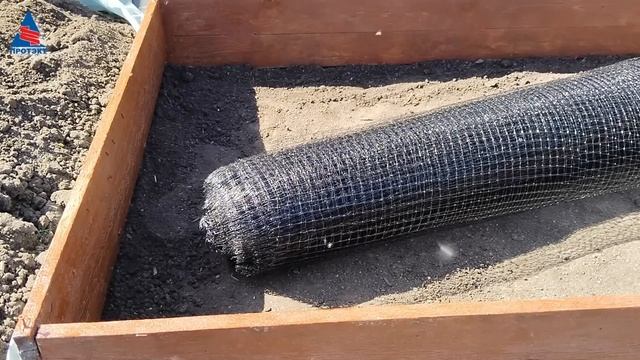 Пластиковая сетка для защиты от кротов.