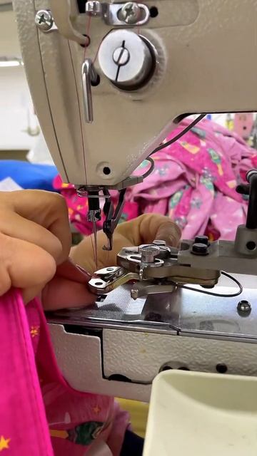 Машинное пришивание пуговиц.Machine sewing on buttons.#manufacture#factory смотреть онлайн