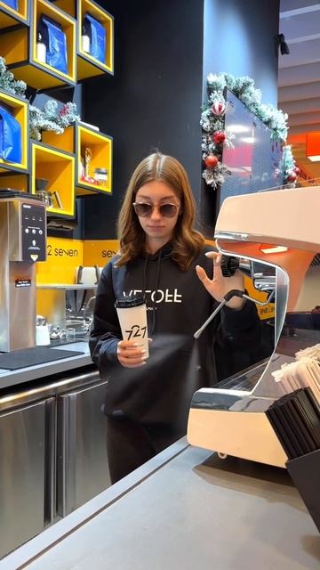 Неважно, какая кофемашина, главное кто ей газует 😎 смотреть онлайн