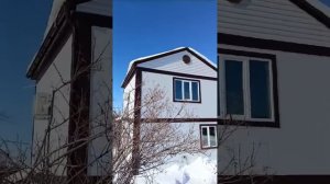 Уборка снега с крыши. #зима #баня #снег #снегоуборщик