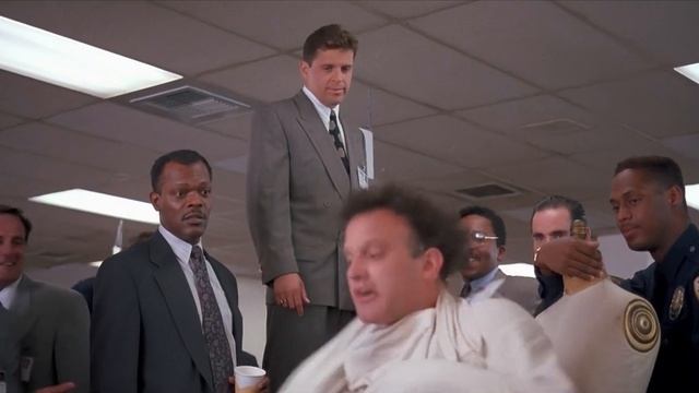 Заряженное оружие. Полицейский участок смотреть онлайн