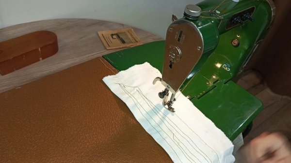 Редкая портативная швейная машинка KOMA MEWA. KOMA MEWA sewing machi