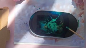 заливаю форму эпоксидной смолой спиртовыми чернилами и поталью  ,делаю фотореквизит своими руками