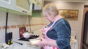 Рыба хек на луковой подушке приготовлена в духовке.