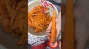 Чистим морковь измельчаем в блендере размещаем в паке