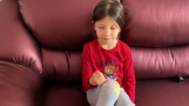 СРОЧНАЯ НОВОСТЬ! ЗУБНАЯ ФЕЯ скоро придёт к нам в гости. У Милы выпал передний зуб! смотреть онлайн