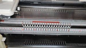 Узор «кукурузка» на вязальной машине Silver Reed.