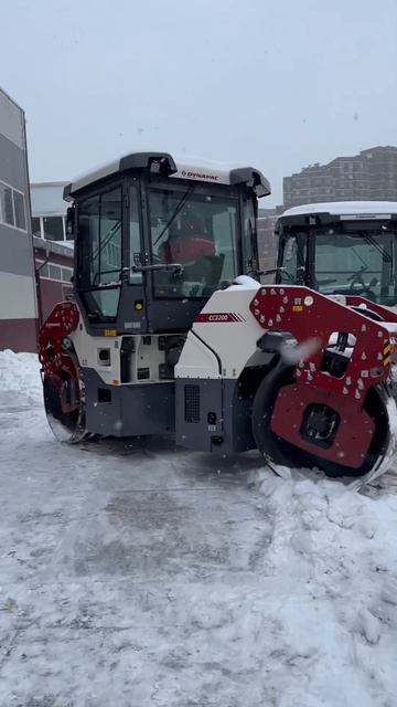 БАУКАР МАШИНЕРИ | отгрузка тандемного катка DYNAPAC CC2200, в смотреть онлайн