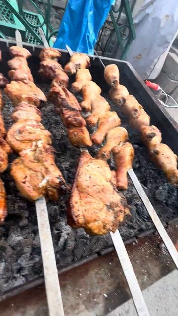 Жарим 50 кг сочного ассорти шашлыка #еда #мясныедвижени смотреть онлайн