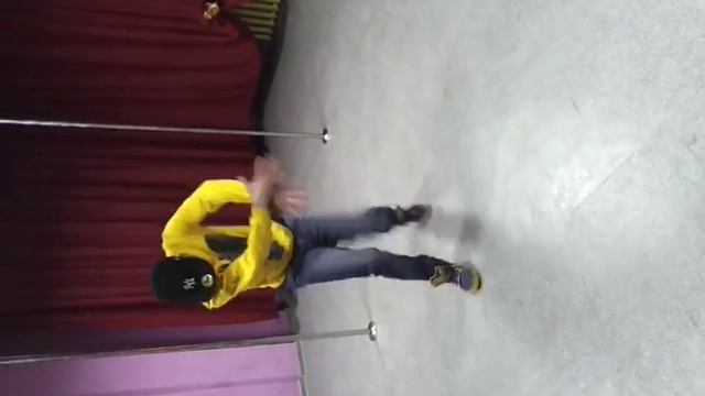 Круто танцует Crump