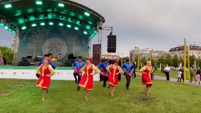 Вася-Василек. Танец в центре Казани. Танцевальный кол? смотреть онлайн