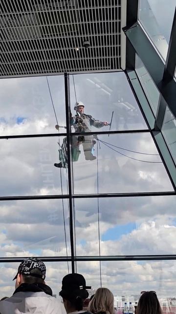 Ого, ничего себе..риски на высоте..мойщик окон, альпини? смотреть онлайн