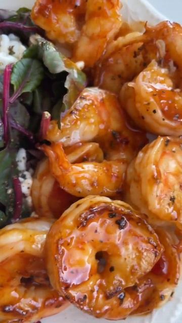 Креветки на гриле с листьями салата и сыром! 😋 Подроб? смотреть онлайн
