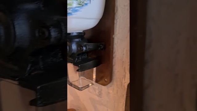 Древняя голландская кофемолка. смотреть онлайн