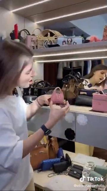Самая дорогая сумка Виктории Портфолио 😳😮 смотреть онлайн