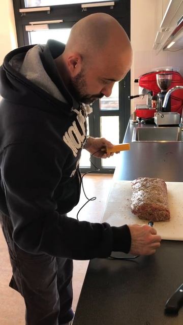 Ростбиф в смокере. Температура мяса смотреть онлайн