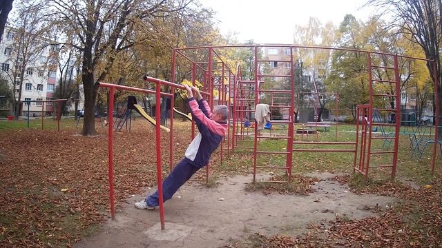 Австралийские подтягивания на одной руке в 65 лет. смотреть онлайн