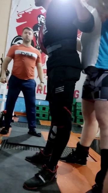 Приседания 160/180 кг в одном подходе смотреть онлайн