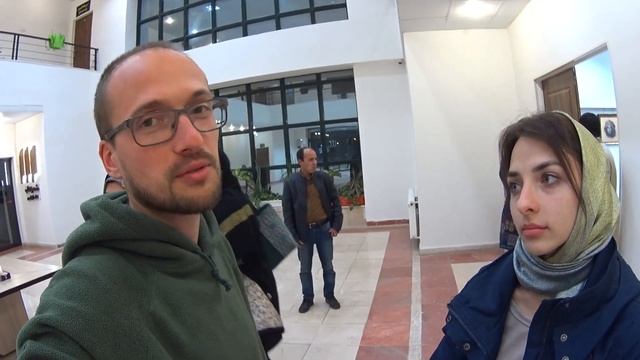 Леся втомилась. Як це - бути експонатом виставки. Іран #11