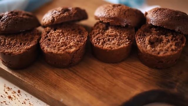 Маффины с шоколадной шапочкой с помощью кухонной маш? смотреть онлайн