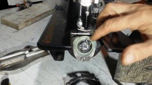 скрип челнока при работе на швейной машинке