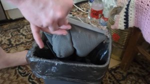 Как вытрусить пылевой мешок от пылесоса.