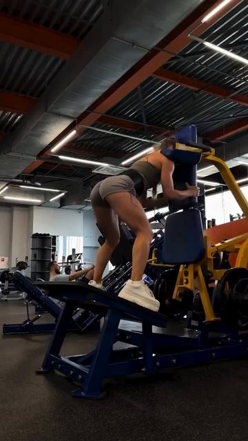 Мощная тренировка на ягодицы и бицепс бедра🔥 #elechkasport смотреть онлайн