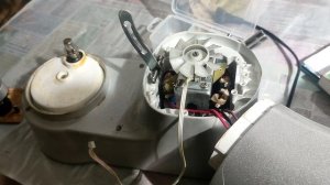 Миксер REDMOND запускается на пару секунд и отключается.