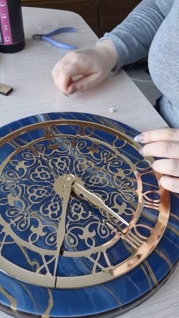 Установка стрелок на часы. доступно к заказу #resin #resinart смотреть онлайн